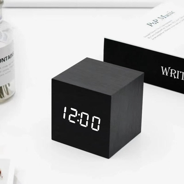 GlowMatrix | LED Alarm Clock – Intelligent Sound Control